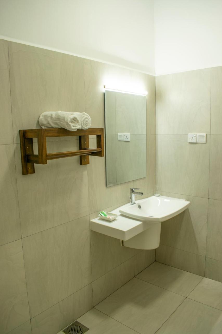 Lavinia Escapes Hotel Dehiwala-Mount Lavinia Exterior photo