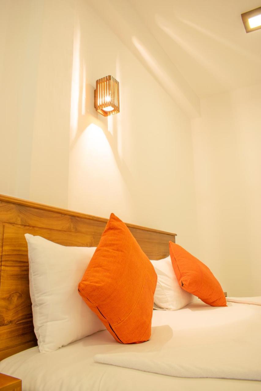Lavinia Escapes Hotel Dehiwala-Mount Lavinia Exterior photo