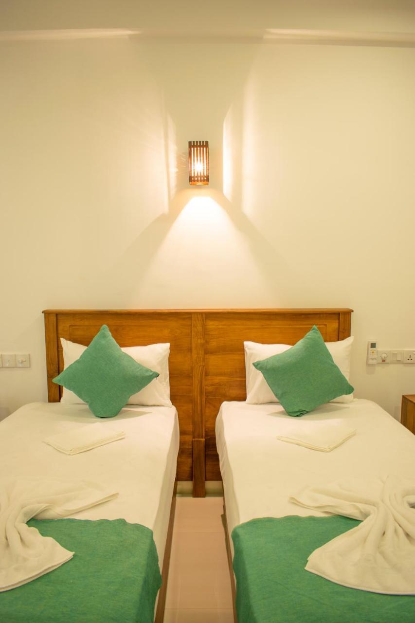 Lavinia Escapes Hotel Dehiwala-Mount Lavinia Exterior photo